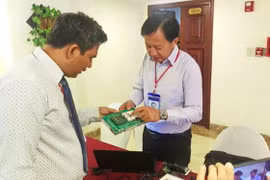 Ông Ngô Võ Kế Thành, Giám đốc Trung tâm R&D (bài trái) cho biết, trung tâm đã nâng cấp, cải tiến nhiều công nghệ được chuyển giao từ nước ngoài thành sản phẩm mang thương hiệu "made in Việt Nam"