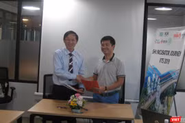 Ông Lý Đình Quân - Giám đốc Songhan Incubator (bên trái) và ông Phạm Tiến Dũng - giám đốc Không gian Sáng tạo Cogo (1 Thái Hà) ký kết hợp tác về hỗ trợ miễn phí địa điểm làm việc cho các startup