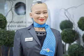 Sophia tươi cười khi tới sân bay. Ảnh: Forbes