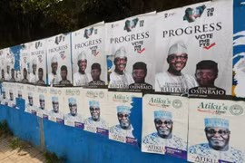 Các poster tranh cử của các ứng cử viên ở Nigeria. (Nguồn: AFP) 
