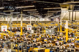 Một kho hàng của Amazon tại Kent, Washington.