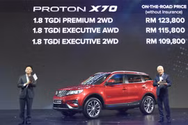 Li Chunrong (bên trái) trong buổi ra mắt mẫu SUV X70 vào tháng 12/2018. Ảnh: Proton