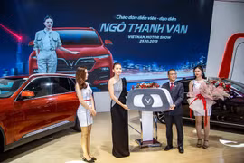 Phó Tổng Giám đốc Tập đoàn VinGroup, ông Võ Quang Huệ bàn giao chiếc VinFast Lux SA2.0 cho Ngô Thanh Vân
