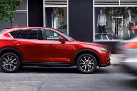 Mẫu xe Mazda trên đường phố