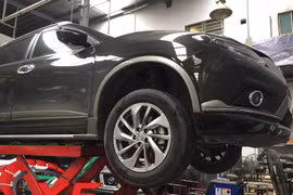 Xe Nissan X Trail rò rỉ dầu bảo hành chính hãng tại Nissan Long Biên ngày 11/4. 