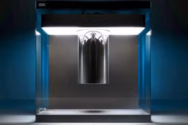 Không như nhiều người suy nghĩ về những chiếc siêu máy tính, máy tính lượng tử của IBM không hầm hố mà có vẻ ngoài rất sang trọng cùng kích thước tí hon.