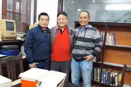 TS Nguyễn Chí Công (giữa) cùng các chuyên gia Nguyễn Ngọc Đức (bên trái) và Nguyễn Thành Nam (bên phải) chụp ảnh kỷ niệm cùng một số kỷ vật sưu tập. Ảnh: FB nhân vật