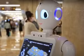 Robot tham gia vào hoạt động khám chữa bệnh ngày càng nhiều - Ảnh: AFP