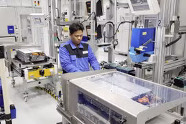 Nhà máy có diện tích 50.000 m2 và số lượng công nhân sản xuất gồm 100 người. 