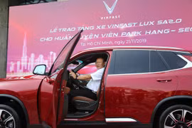 Ông Park ngồi thử chiếc xe VinFast Lux SA2.0. Ảnh: H.Đ. 