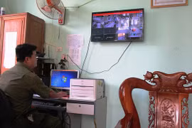 Công an xã Hải Châu theo dõi tình hình an ninh trật tự trên địa bàn toàn xã qua hệ thống camera an ninh (Ảnh: báo Thanh Niên)