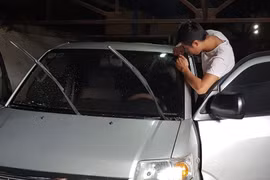 Mùa hè đến khiến các biện pháp chống nóng, trong đó có dán phim cách nhiệt ô tô, nhận được nhiều sự quan tâm. 