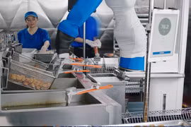 Walmart đang thử nghiệm robot chiên gà và khoai tây. Ảnh: Futurism.