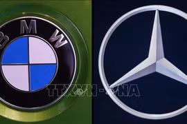  Logo của hai tập đoàn ô tô Đức BMW và Mercedes Daimler. Ảnh: AFP/TTXVN 
