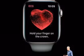 Mẫu Apple Watch Series 4 được chiếu trong ngày ra mắt hồi tháng 9. ẢNH: REUTERS