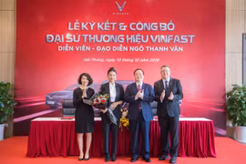 Diễn viên, đạo diễn Ngô Thanh Vân chụp hình cùng ban lãnh đạo VinFast sau lễ ký kết và công bố đại sứ thương hiệu VinFast. 