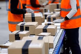 Ảnh: Nhân công làm việc tại kho hàng Amazon