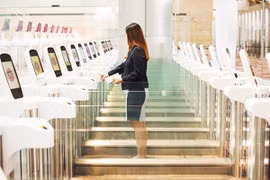 Quét vân tay tại khu vực máy làm thủ tục nhập cảnh ở nhà ga số 4 của sân bay Changi. Nguồn: Bloomberg. 
