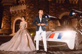 Minh Nhựa và vợ đứng trước chiếc Pagani Huayra