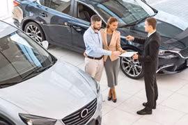 Khách hàng ký hợp đồng mua ôtô mới tại một đại lý ở Mỹ. Ảnh: Motor1