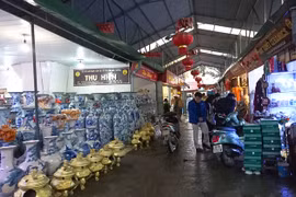 Làng gốm Bát Tràng vắng khách nhưng vẫn bán được hàng qua mạng. Ảnh: Kinh tế & Đô thị