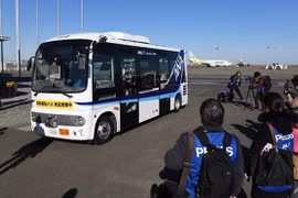 Phóng viên chuẩn bị đi thử xe buýt mini tự lái ở Sân bay Quốc tế Haneda tại Tokyo. Ảnh: AFP.