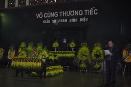 GS TS Nguyễn Hữu Đức - Phó Giám đốc Đại học Quốc gia Hà Nội đọc điếu văn tại lễ tang GS TS Phan Đình Diệu