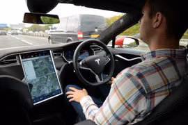 Tesla bị ép triệu hồi hệ thống Autopilot