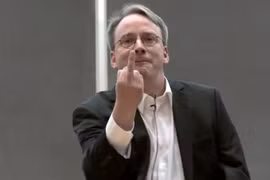 Linus Torvalds viết ra phiên bản Linux đầu tiên, tức nhân (kernel) của nó, khi đang là một sinh viên ngành khoa học máy tính tại Đại học Helsinki (Phần Lan) năm 1991. Ảnh: Arsh Technica.