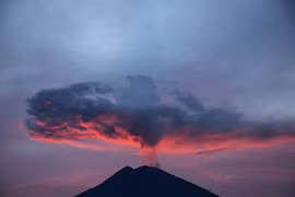 Núi lửa Agung trên đảo Bali của Indonesia phun trào vào tháng 11 năm 2017