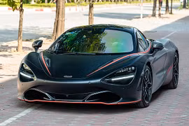 Một mẫu McLaren 720S Launch Edition lăn bánh tại Việt Nam. Ảnh: Minh Quân 