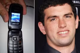 Andrew Luck và điện thoại nắp gập của Samsung.