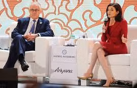 Thủ tướng Australia - Malcolm Turnbull và Giám đốc Tác nghiệp (COO) Facebook – bà Sheryl Sandberg Trong phiên thảo luận về “Kết nối và Cộng đồng trong thế giới ứng dụng công nghệ” tại APEC 2017. (ảnh: báo Đấu Thầu)