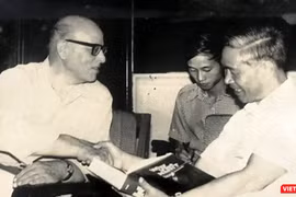 Patti tặng Bộ trưởng Nguyễn Cơ Thạch cuốn sách "Why Vietnam" (xuất bản năm 1980) vào giữa năm 1982.