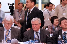 GS Carl Thayer tại Hội thảo Biển Đông lần thứ 2, 2010. Đằng sau ông là TS Vương Hàn Lĩnh, người gây ra phát ngôn tranh cãi rằng Việt Nam là thuộc quốc của Trung Hoa. Ảnh Huỳnh Phan.