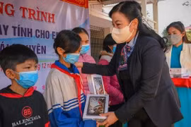 Bí thư Tỉnh ủy Thái Nguyên Nguyễn Thanh Hải tặng máy tính bảng cho học sinh nghèo thị xã Phổ Yên.
