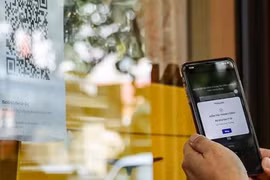 Hà Nội đã tổ chức nhiều đoàn kiểm tra việc thực hiện quét mã QR đối với khách đến các cơ sở kinh doanh trên địa bàn.