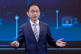 Ông Ryan Ding phát biểu tại diễn đàn Băng thông rộng di động toàn cầu 2021.