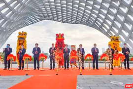 Lãnh đạo TP Đà Nẵng tại lễ khánh thành Vườn tượng công viên APEC mở rộng