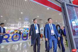 Ông Lê Trung Chinh - Chủ tịch UBND TP Đà Nẵng (bìa trái) và ông Trần Phước Sơn - Phó Chủ tịch UBND TP Đà Nẵng tại sự kiện khai mạc Diễn đàn phát triển đường bay châu Á 2022 