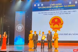 Đại diện UBND TP Đà Nẵng nhận chứng thư “TOP Công nghiệp 4.0 Việt Nam” vì có đã có thành công trong tổ chức triển khai chủ trương cuộc cách mạng công nghiệp 4.0 và Chương trình chuyển đổi số quốc gia.