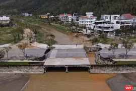 Cống hộp đầu tuyến đường Hoàng Sa, ngay giáp chân bán đảo Sơn Trà bị nước lũ xé toạc