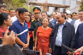 Chủ tịch nước Nguyễn Xuân Phúc thăm người dân Đà Nẵng bị thiệt hại do mưa lũ