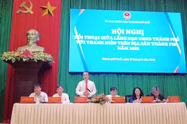 Ông Võ Lê Nhật - Chủ tịch UBND TP Huế chủ trì chương trình đối thoại với thanh niên về chuyển đổi số (Ảnh thuathienhue.gov.vn)