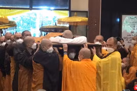 Nghi lễ nhập kim quan Thiền sư Nhất Hạnh (ảnh Tuấn Hiệp)