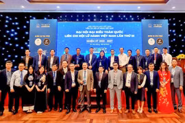 Ban chấp hành Liên chi hội Lữ hành Việt Nam nhiệm kỳ 2022-2027 chụp ảnh lưu niệm (ảnh VISTA)