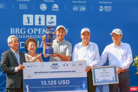 Lãnh đạo UBND TP Đà Nẵng và lãnh đạo Tập đoàn BRG trao cúp cho golfer Chen Guxin