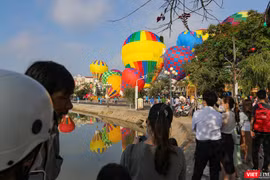 Du khách tham dự ngày hội Khinh khí cầu ở Hội An