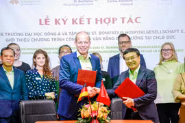 Đại diện Hiệp hội St. Bonifatius Hospitalgesellschaft Lingen e.V. (CHLB Đức) và ĐH Đông Á (Đà Nẵng) tại lễ ký kết