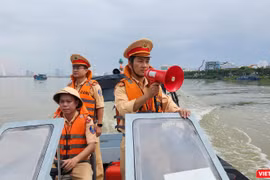 Lực lượng CSGT đường thuỷ tuần tra, thông báo, yêu cầu phương tiện về nơi neo đậu an toàn